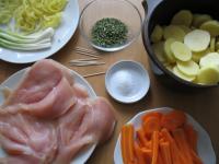 Marchewkę i zieloną cebulkę obieramy, myjemy i...