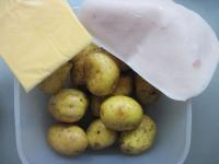 Ziemniaki gotujemy w mundurkach w słonej wodzie....