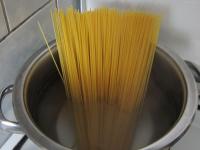 Spaghetti gotujemy w słonej wodzie, odcedzamy i...