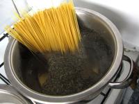 Spaghetti gotujemy w słonej wodzie z suszonym...