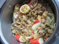 Do sosu dodajemy spaghetti, delikatnie mieszamy....
