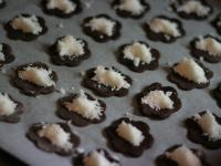 Masę nakładamy łyżeczką na kwiatki. Pieczemy...