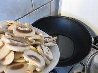 Pieczarki obieramy, kroimy na plasterki. Na...