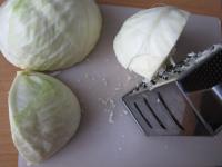 Kapustę trzemy na kuchennej tarce na grubych...