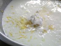 Kefir mieszamy z cukrem pudrem, skórką z jednej...