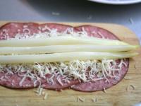 Trzy kółeczka salami kładziemy na siebie, tak...