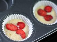 Blachę na muffiny z ułożonymi na niej...