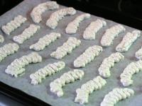 Rożki pieczemy w rozgrzanym piekarniku w 160°C...