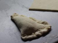Ciasto rozwałkowujemy na posypanej mąką...