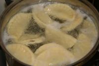 Pierogi gotujemy we wrzącej, osolonej wodzie, do...