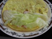 Omlet wykładamy na tortillę. Na jego połowie...