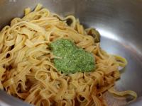 Ugotowany makaron ostrożnie mieszamy z pesto i...