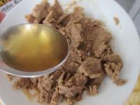 Kasztanowe puree po kawałku mieszamy z rumem....