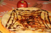 Gotową naleśnikową pizzę polewamy roztopioną...