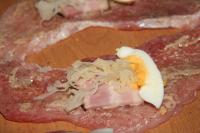 Kotlety nacieramy musztardą. Na każdy kotlet...