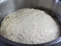 Do sypkiej mieszanki wlewamy wodę z drożdżami,...