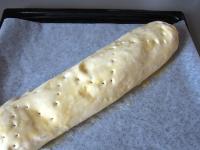Strudel przekładamy na blachę wyłożoną...