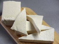 Tofu przekrawamy wzdłuż na dwie połowy, każdą...