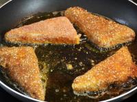 Trójkąty tofu z obydwóch stron krótko smażymy...