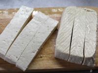 Tofu przekrawamy na połowę, każdą połowę na...