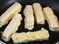 Tofu paluszki panierujemy w cieście i na...
