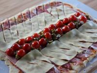 Na oliwki warstwujemy na połowę pokrojone...