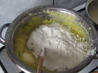 Dosypujemy mąkę i puree ciągle mieszając ......