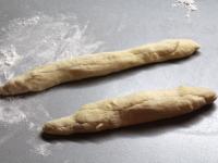 Na posypanej mąką stolnicy rozdzielamy ciasto na...