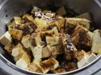 Tofu kroimy na kostki, wkładamy do większej...