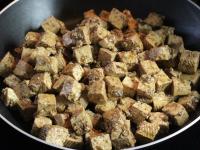 Tofu wyciągamy z marynaty, smażymy je krótko...