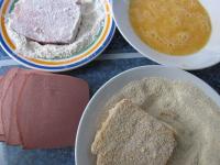 Pieczeń kroimy na plasterki 1 cm grubości....