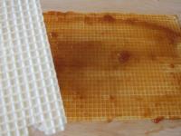 Dwa tortowe wafle (około 15x35cm), nacieramy...