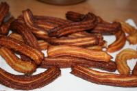 Usmażony churros wyciągamy na papierowe...