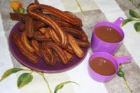 Churros podajemy ciepły, namaczany w gorącej...