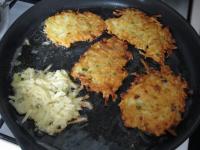 Na patelni do grillowania rozgrzewamy olej i...