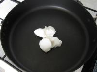 Na większej i głębszej patelni roztapiamy i...