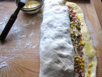 Strudel zawijamy z krótszej strony, koniec ciasta...