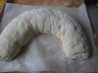 Strudel przekładamy na papier i formujemy na...