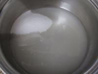 Cukier gotujemy z wodą na lepiący syrop (15...