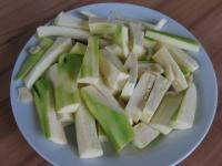 Podczas pieczenia ziemniaków obieramy cukinię,...
