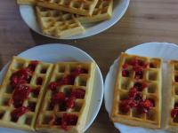 Truskawkowym puree polewamy upieczone gofry i...