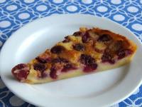 Clafoutis podajemy delikatnie ciepłe. Bardzo...