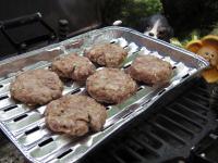 Hamburgery grillujemy na gorącym grillu z jednej...