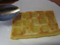 Ostudzone wafle polewamy ananasowym syropem albo...