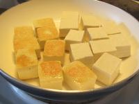 Tofu kroimy na kostki i delikatnie smażymy z...