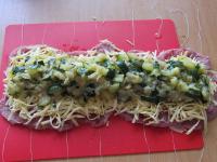 Pod mięso wkładamy kuchenną nić w...