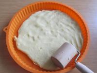 Ciasto wyciągamy z lodówki, rozwałkowujemy do...