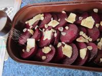 Ćwikłę skrapiamy olejem balsamicznym, solimy,...