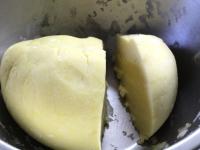 Ciasto wyciągamy z lodówki i jedną trzecią z...