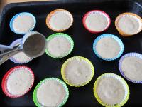 Do foremek na muffiny wkładamy papierowe...